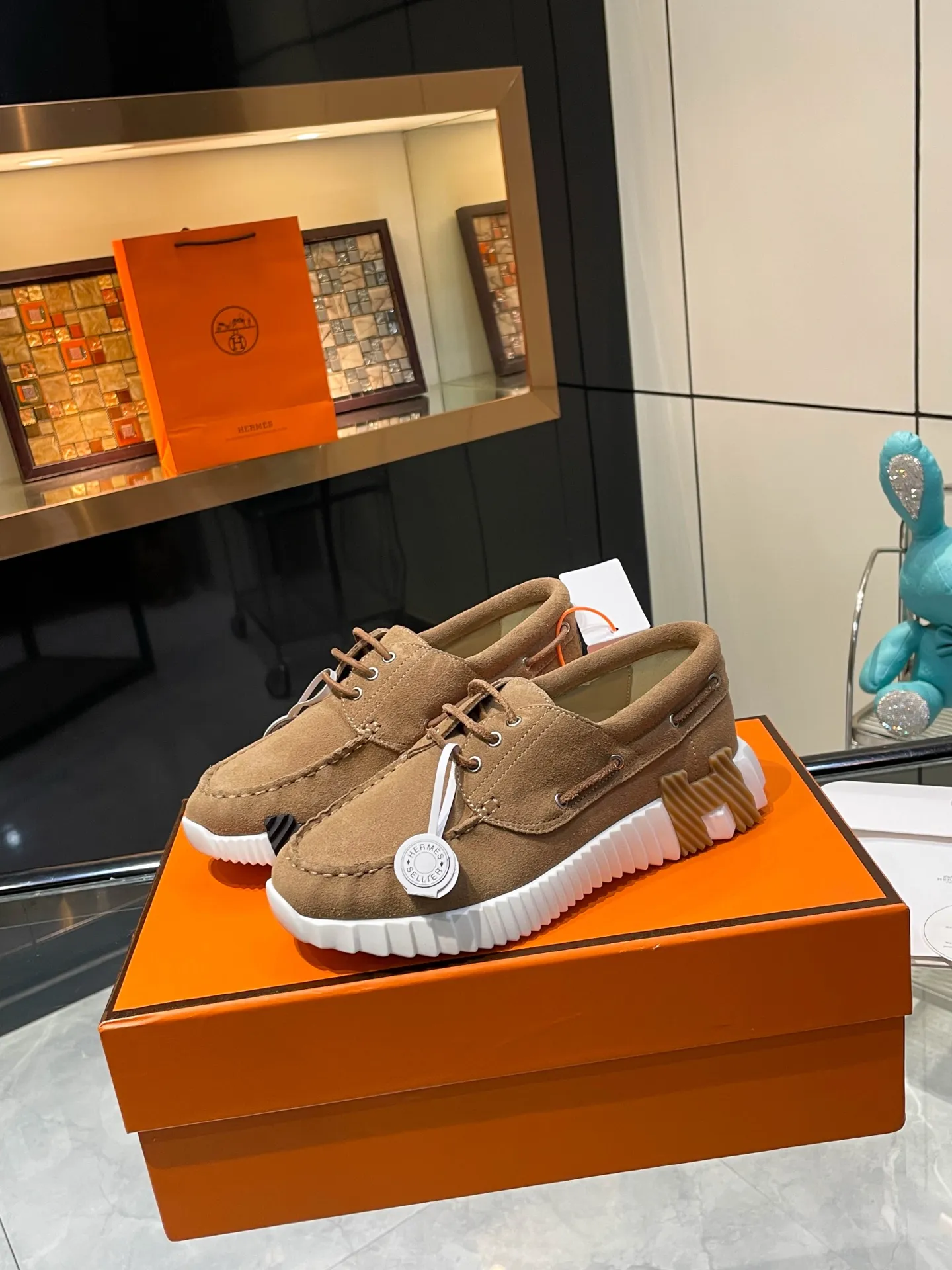 680💰 Hermes💰The top version of Hermès H classic fly-woven casual sneakers, the highest version, decorated with an exaggerated "H" letter on the sole, the italic design and bright colors show vitality and continue the brand design inspiration!     A very beautiful casual shoe, elegant yet cute! Classic style, unique and attractive height increasing shoes!      The original fabric is 1:1, the lining is original breathable imported sheepskin, the foot pads are imported sheepskin, the outsole is made of customized private mold: T P U ten P U vacuum integrated molding, original lasting process, original packaging box 📦 Comes with shoe storage bag, handbag, shoe box with blue light anti-counterfeiting mark!           Women’s size 35.36.37.38.39.(40.41.42 customized) Men’s size 39.40.41.42.43.44.(45.46 customized)